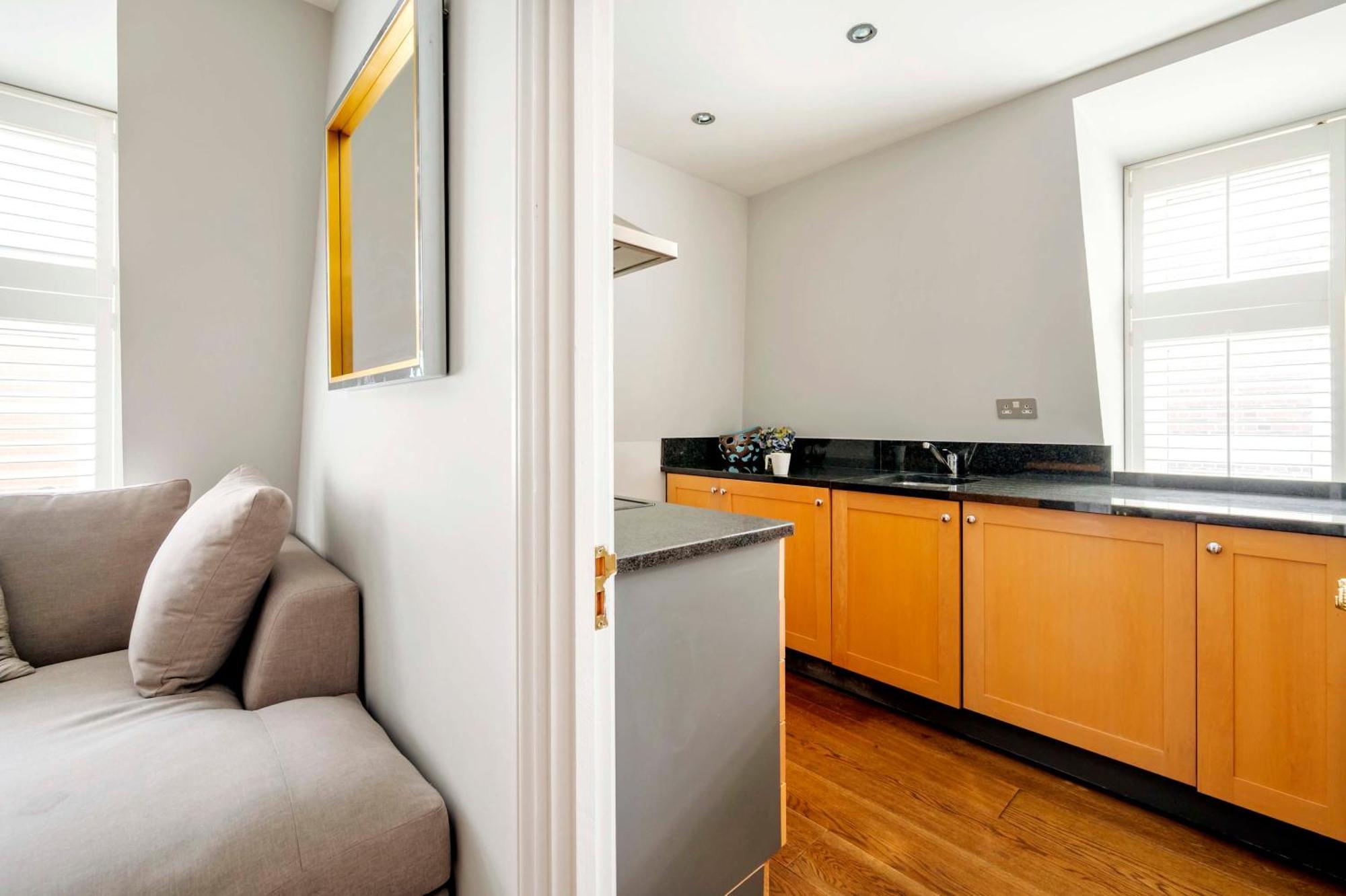 The Mayfair Marvel- By Out Of Office Lifestyle Appartamento